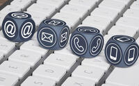 cztery granatowe kostki do rzucania z ikonami wiadomości e-mail, koperty,  telefonu i smartfona na białej klawiaturze